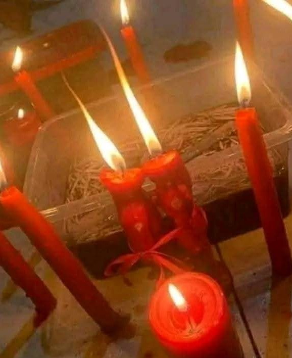 Velas rojas encendidas